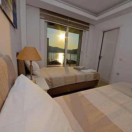 Sleeps 8 Pool Air Con Wifi