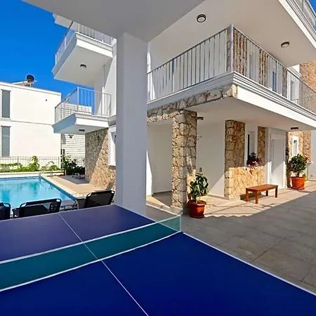 Sleeps 8 Pool Air Con Wifi