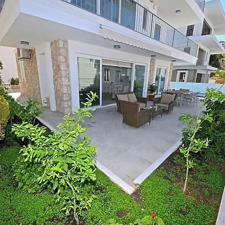 Sleeps 8 Pool Air Con Wifi