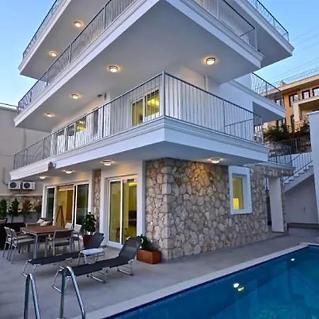 Sleeps 8 Pool Air Con Wifi